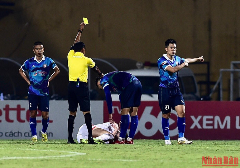 Trọng tài người Thái Lan phải nhiều lần rút thẻ vàng dành cho cầu thủ hai đội.