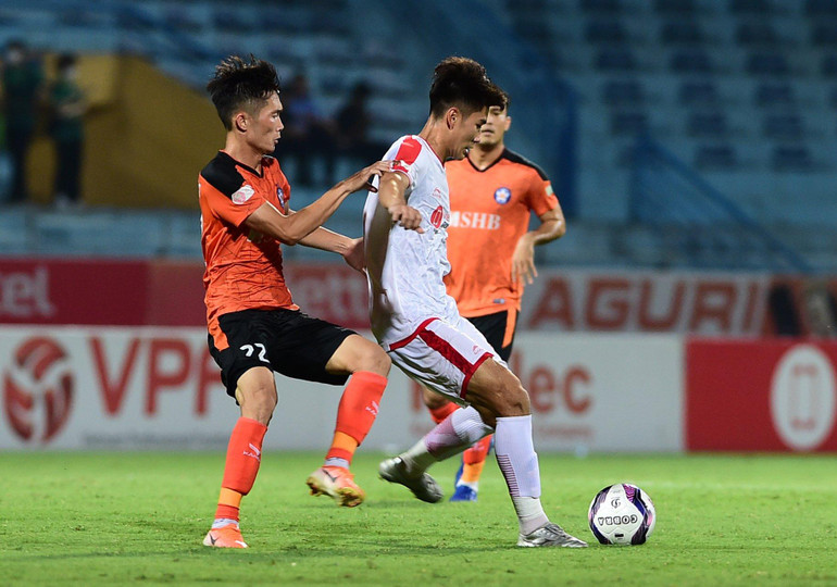 Trận đấu ngày càng trở nên quyết liệt hơn.