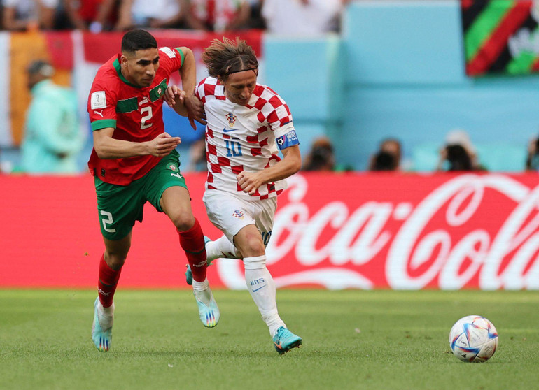 Cầu thủ lão làng Luka Modric (Croatia) đối đầu cùng Achraf Hakimi của Morocco.