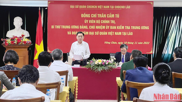 Đồng chí Trần Cẩm Tú phát biểu tại buổi làm việc với Đại sứ quán Việt Nam tại Lào. (Ảnh: Trịnh Dũng)