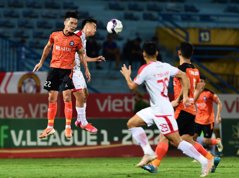 Các cầu thủ đội SHB thi đấu quyết liệt để nhằm san bằng tỷ số trận đấu.