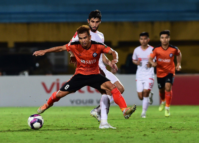 Hai đội thi đấu ăn miếng trả miếng.