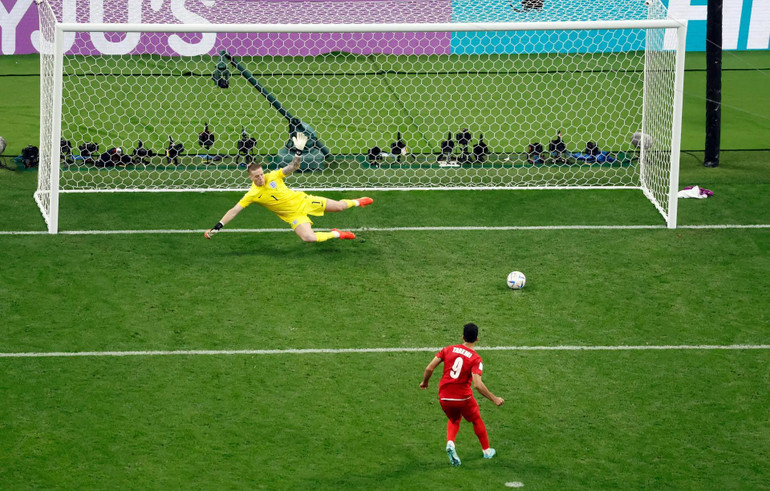 Mehdi Taremi của Iran ghi bàn thắng thứ hai từ chấm phạt đền vào lưới đội tuyển Anh. Tuy nhiên, chiến thắng chung cuộc vẫn thuộc về đội tuyển Anh với tỷ số 6-2.