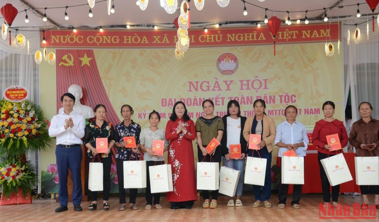 Trưởng Ban Dân vận Trung ương trao quà cho các gia đình chính sách tại thôn An Thuận.