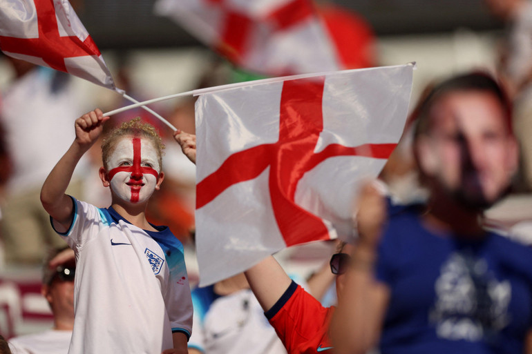 Cổ động viên nhí Anh thể hiện tình yêu với đội tuyển bằng nét vẽ lá cờ quốc gia này trên mặt.