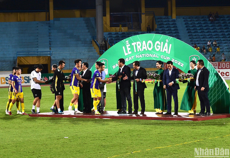 Ban tổ chức trao danh hiệu vô địch cho CLB Hà Nội.