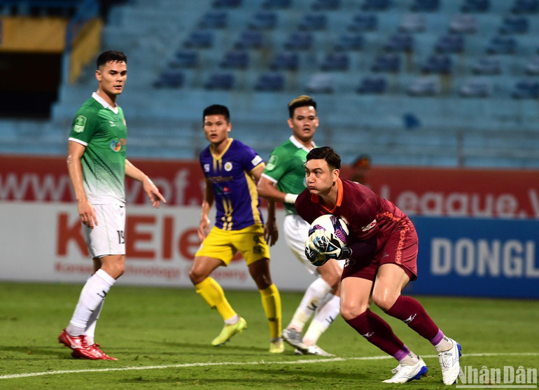 Thủ thành Văn Lâm thi đấu tập trung.