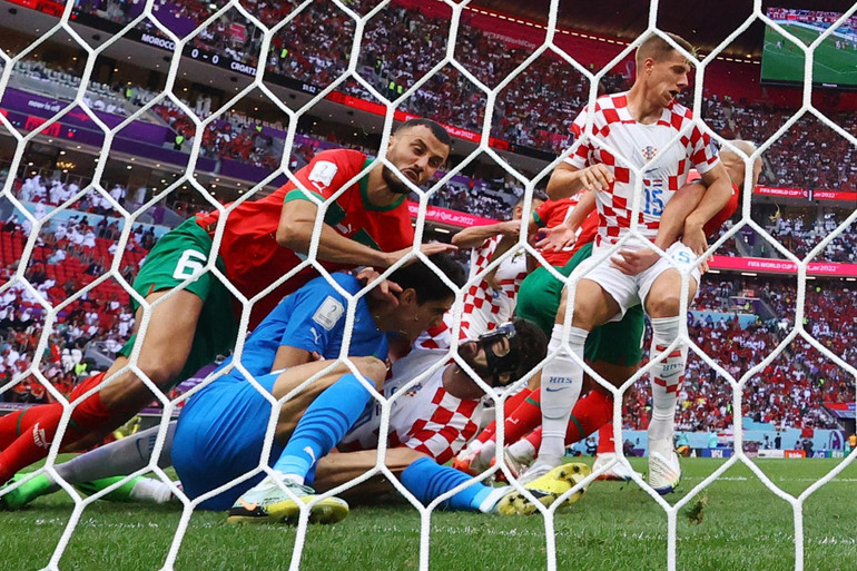 Sự cạnh tranh quyết liệt trước khung thành.