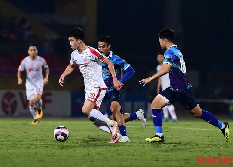 Các cầu thủ đội chủ nhà Viettel tấn công liên tục trong hiệp 1 nhằm kiếm 3 điểm.