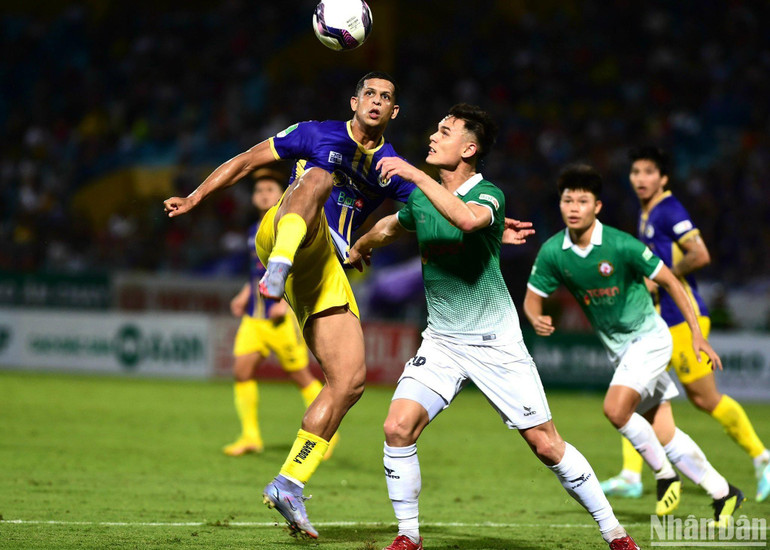 Trận đấu diễn ra quyết liệt.