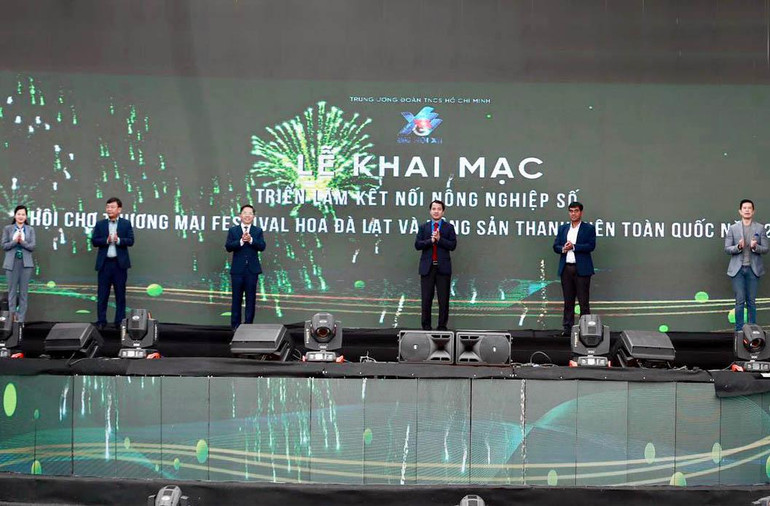 Các đại biểu thực hiện nghi thức khai mạc triển lãm và hội chợ.