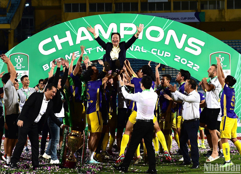 Các thành viên CLB Hà Nội ăn mừng cùng bầu Hiển.