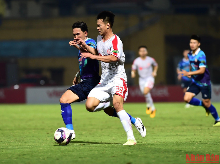 Tranh chấp liên tiếp giữa đôi bên.