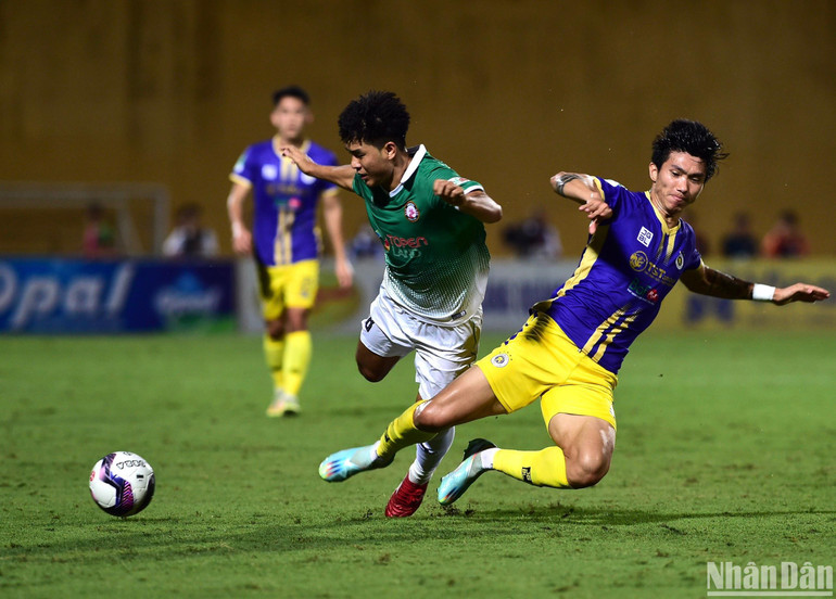 Tình huống cứu bóng quyết liệt của Văn Hậu.