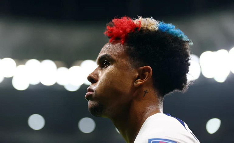 Mái tóc đặc biệt của tiền vệ Mỹ Weston McKennie.