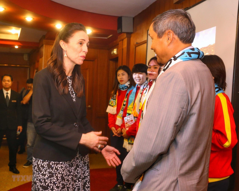 Thủ tướng New Zealand Jacinda Ardern trao đổi với Huấn luyện viên Mai Đức Chung. Thủ tướng New Zealand Jacinda Ardern trao đổi với Huấn luyện viên Mai Đức Chung.