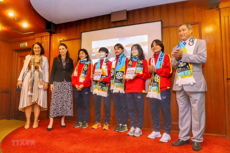 Thủ tướng New Zealand Jacinda Ardern tặng quà đội tuyển bóng đá nữ Việt Nam. Thủ tướng New Zealand Jacinda Ardern tặng quà đội tuyển bóng đá nữ Việt Nam.