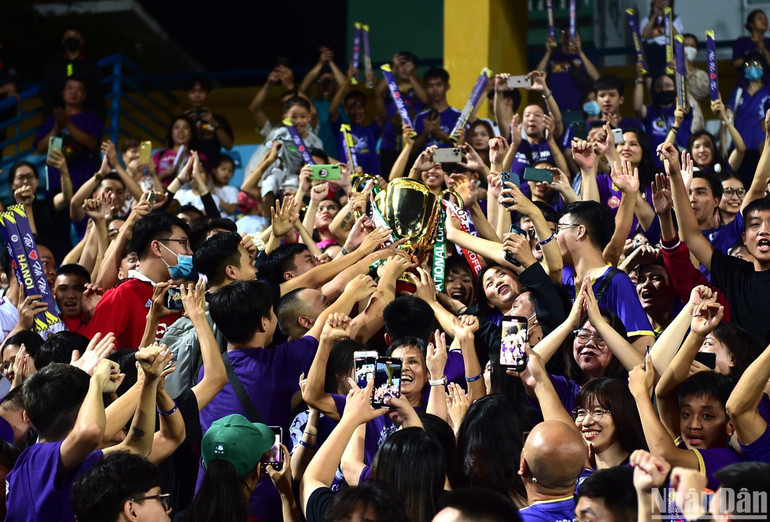 Người hâm mộ Hà Nội chia vui cùng cúp vô địch.