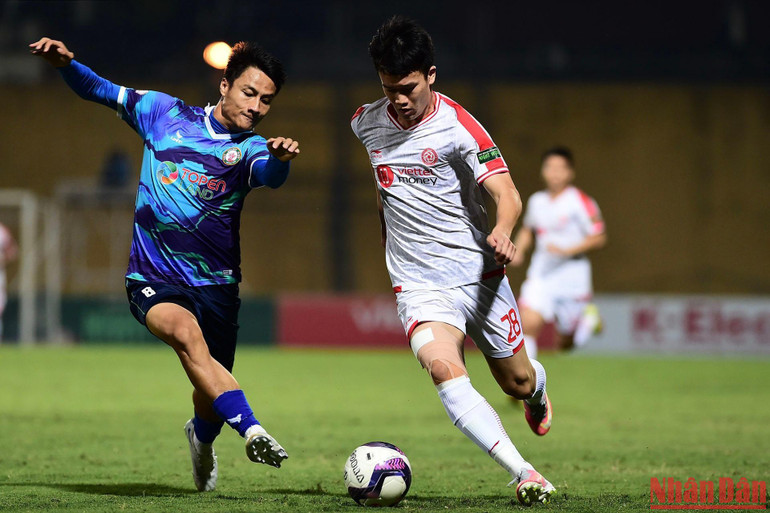 Mạc Hồng Quân tranh bóng cùng Hoàng Đức.