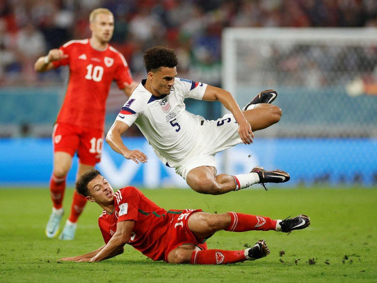 Pha vào bóng quyết liệt của Ethan Ampadu (Xứ Wales) trước Antonee Robinson (Mỹ).