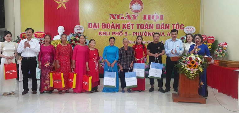 Đồng chí Vũ Hồng Thanh tặng quà cho các hộ gia đình chính sách trên địa bàn.