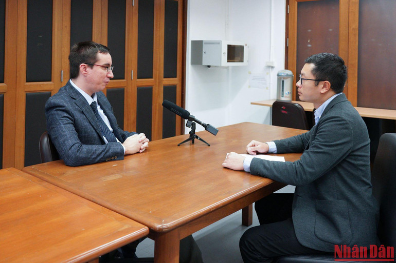 Tiến sĩ Balazs trả lời phỏng vấn phóng viên Báo Nhân Dân.