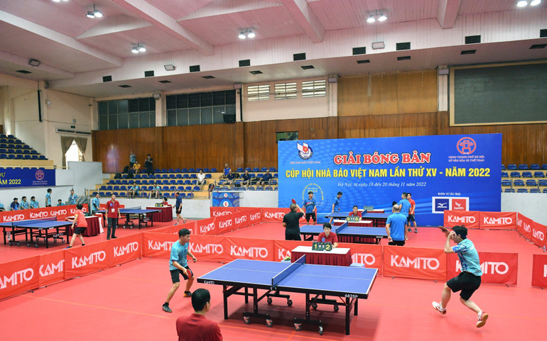 Các đội bước vào tranh tài ngay sau lễ khai mạc.