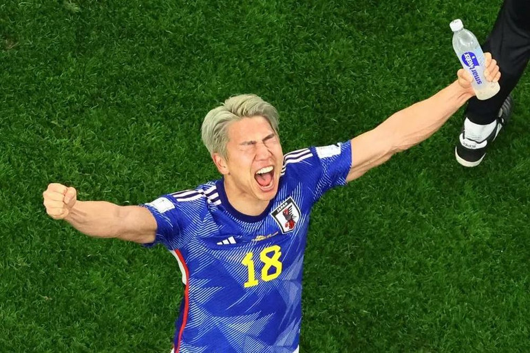 Takuma Asano ăn mừng sau chiến thắng lội ngược dòng 2-1 trước Đức.