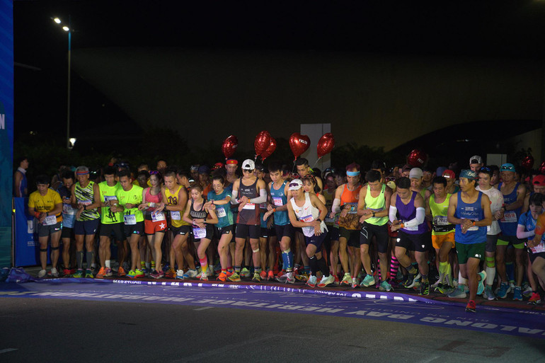 5 giờ sáng 13/11, 2.800 vận động viên thi đấu cự ly 42km và 21km xuất phát tại Cung Quy hoạch, Hội chợ và Triển lãm tỉnh Quảng Ninh.