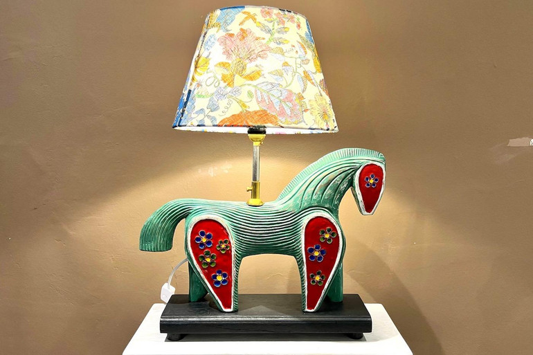 Một sản phẩm đèn bàn lạ mắt, nổi bật của nghệ nhân Lê Ngọc Thuận.