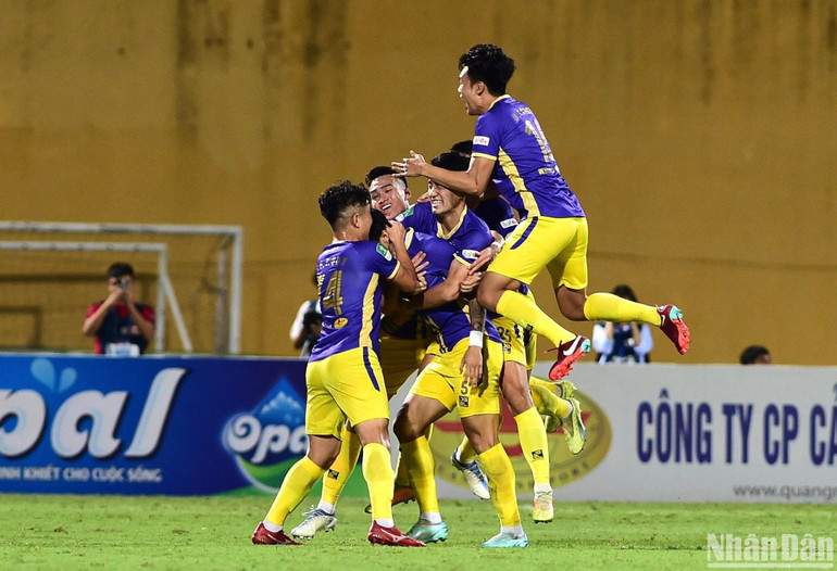 Các cầu thủ Hà Nội ăn mừng với bàn thắng của Văn Hậu.