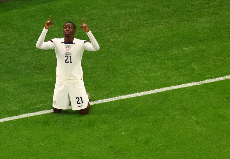Timothy Weah của đội tuyển Mỹ ăn mừng với bàn thắng đầu tiên vào lưới Xứ Wales.