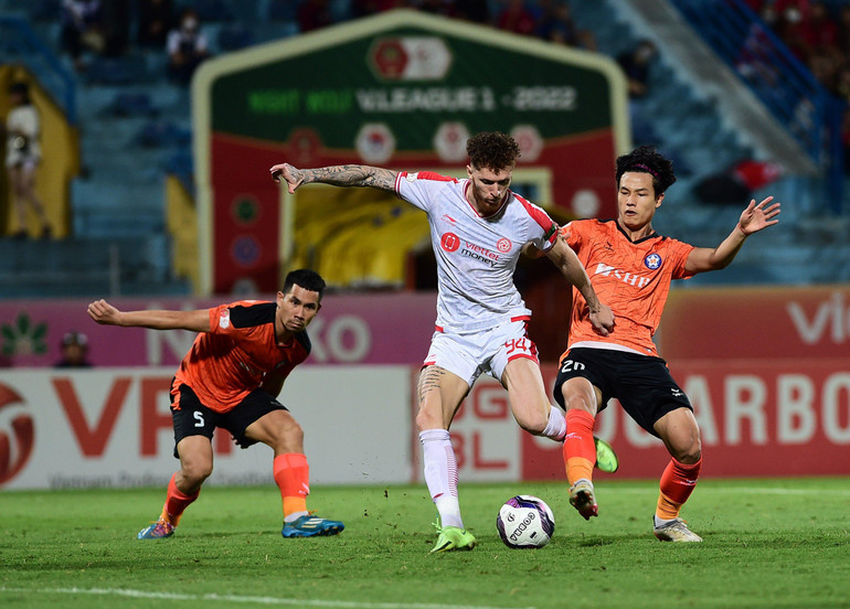 Tuy nhiên, với lực lượng mạnh vượt trội, Viettel đã thi đấu áp đảo trước SHB Đà Nẵng.