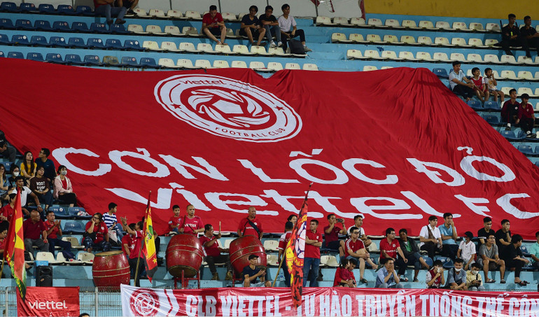 Hội cổ động viên của đội Viettel.