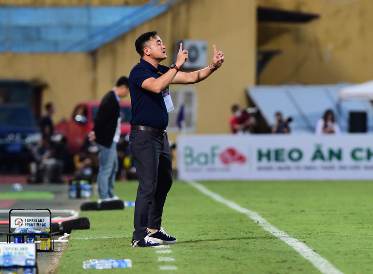 Huấn luyện viên Nguyễn Đức Thắng chỉ đạo các học trò Bình Định.