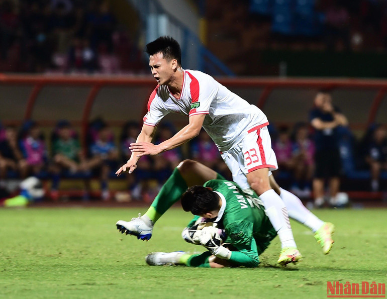 Thủ môn Đặng Văn Lâm cản phá nhiều tình huống nguy hiểm trước khung thành.