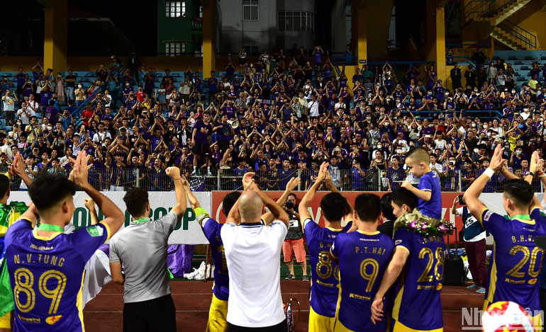 Các cầu thủ Hà Nội tri ân cổ động viên đến với sân Hàng Đẫy.