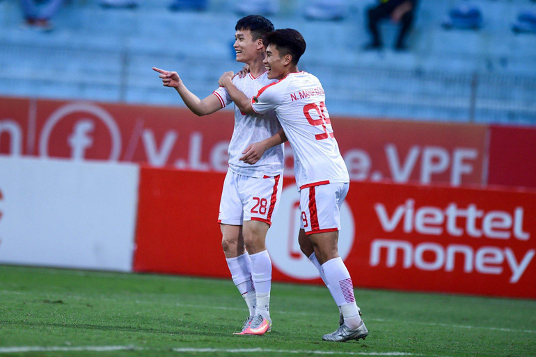 Cầu thủ Nhâm Mạnh Dũng và Nguyễn Hoàng Đức đã ghi 2 bàn thắng cho Viettel.