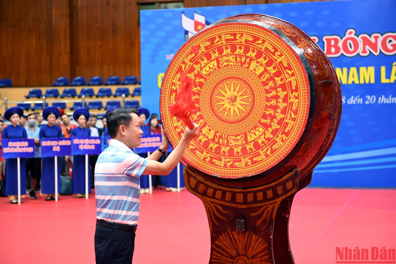 Đồng chí Nguyễn Đức Lợi đánh trống chính thức khai mạc giải đấu.