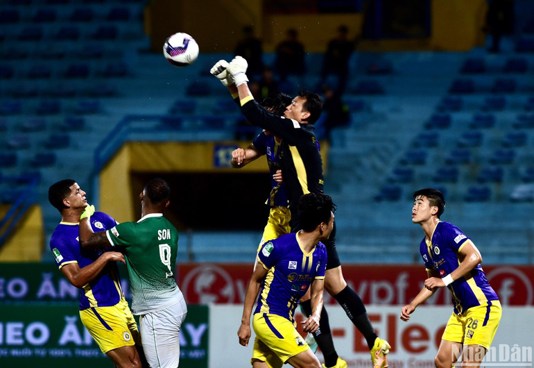 Pha bóng nguy hiểm trước khung thành thủ môn Tấn Trường.