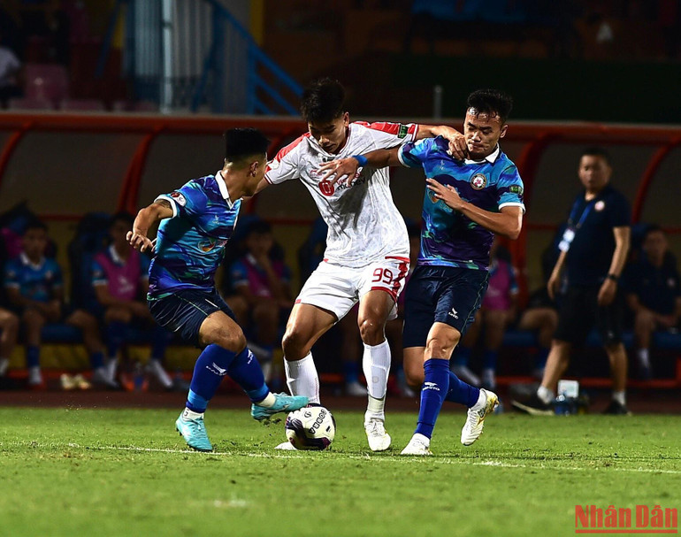 Hai đội thi đấu quyết liệt ngay từ đầu trận đấu.
