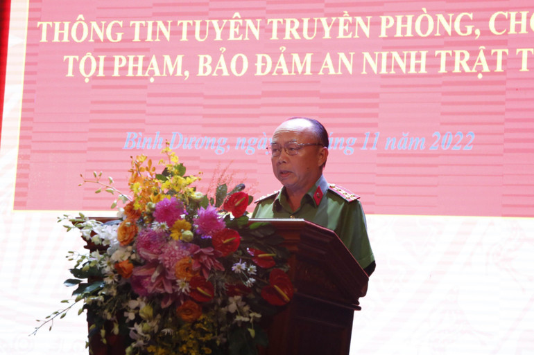 Đại tá Trần Văn Chính, Phó Giám đốc, Thủ trưởng Cơ quan Cảnh sát điều tra Công an tỉnh Bình Dương phát biểu ý kiến tại Hội nghị thông tin tuyên truyền phòng, chống tội phạm, bảo đảm an ninh trật tự trên địa bàn tỉnh Bình Dương.