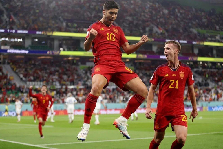 Marco Asensio của Tây Ban Nha ăn mừng khi ghi bàn thắng thứ hai cùng với Dani Olmo vào lưới Costa Rica.