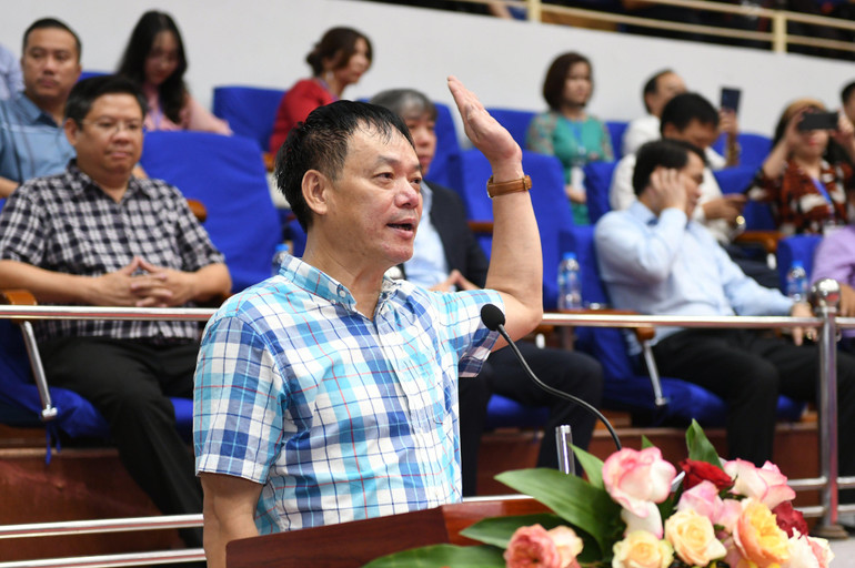 Trọng tài Tô Đức Hòa - đại diện cho các trọng tài điều hành giải tuyên thệ thực hiện tốt nhiệm vụ.