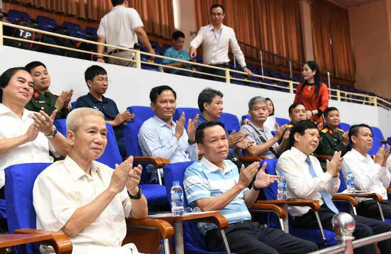 Các đại biểu tham dự lễ khai mạc.