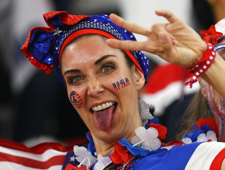 Nữ cổ động viên mang đầy màu sắc truyền thống của nước Mỹ.