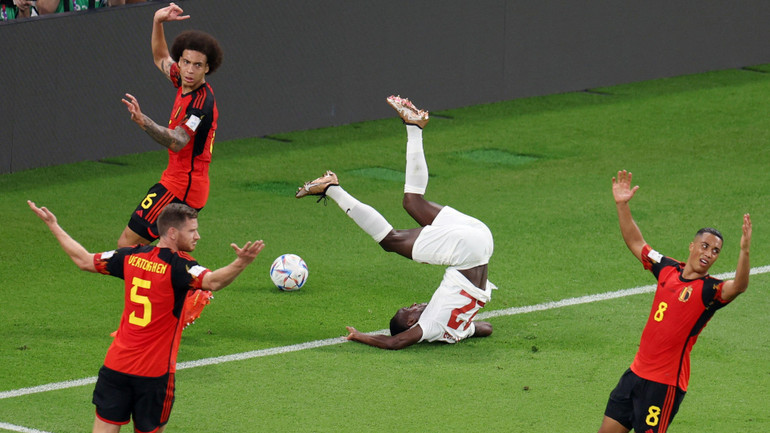 Tình huống trớ trêu khi bị phạm lỗi của Richie Laryea (Canada) và phản ứng của các cầu thủ Bỉ.