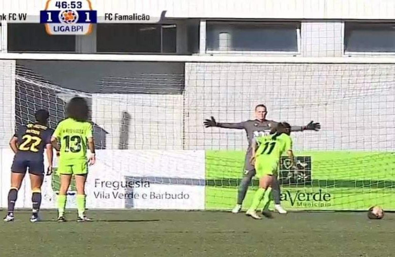 Huỳnh Như tự tin trên chấm 11m để mang về bàn gỡ hòa.