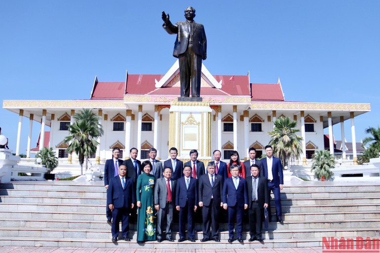 Đoàn đại biểu cấp cao Ủy ban Kiểm tra Trung ương Đảng dâng hoa tại Tượng đài Chủ tịch Kaysone Phomvihane. (Ảnh: Trịnh Dũng)