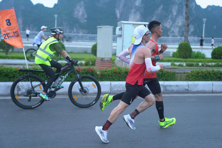 Các runner được trải nghiệm cung đường Vịnh Hạ Long thơ mộng.